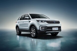 时尚白色SUV汽车展示