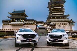 双车于古建筑前的风采