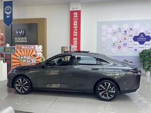 时尚灰色轿车展示于展厅