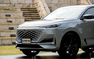 银灰色SUV停于户外场景