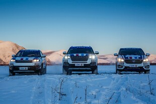 雪地中的三辆霸气越野车