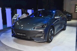 炫酷黑色轿车亮相展厅