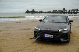 沙滩上的炫酷黑色轿车