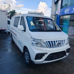 白色新款面包车外观展示