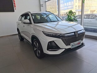 展厅内的白色时尚SUV汽车