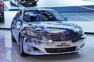 车展上的银色轿车