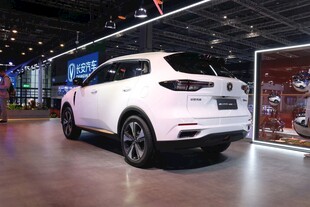 展厅中的时尚白色SUV