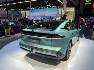 车展上的浅绿色时尚轿车