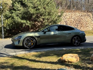 银灰色跑车停于清幽环境