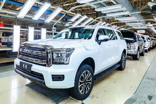 工厂内整齐排列的白色汽车