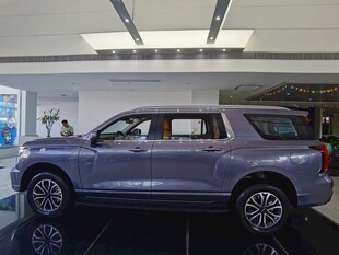 紫色豪华SUV展示车