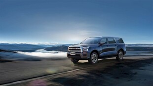 海边公路上的霸气SUV