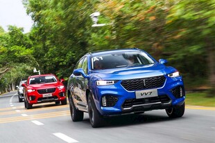 蓝色SUV领先行驶在路上