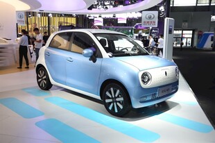 浅蓝色可爱款电动汽车展示