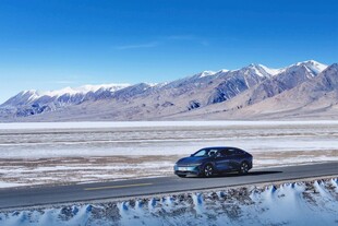 公路上的汽车与壮丽雪山