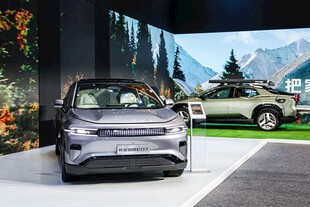 展示厅中的时尚新能源汽车