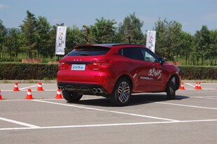 红色汽车于场地间驾驶训练