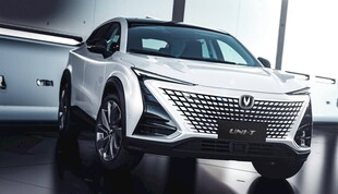 时尚现代白色SUV汽车