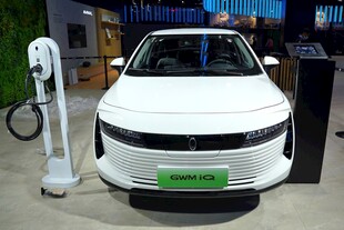 白色新能源汽车展示