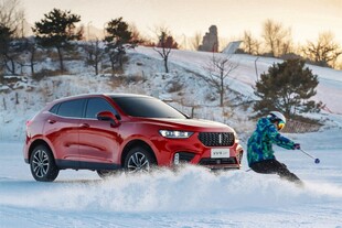 雪地中红色SUV与滑雪者