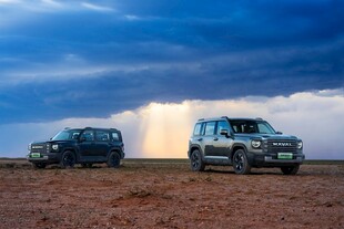 旷野中的两辆越野汽车