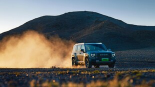 越野汽车驰骋于山野间