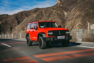 红色越野驰骋山间公路