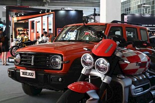 车展上的复古风汽车与摩托