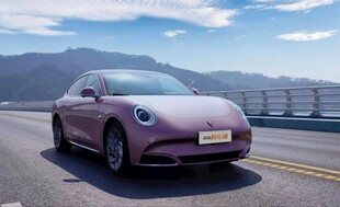 公路上的紫色时尚电动汽车