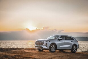 夕阳下的越野汽车