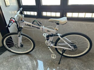 室内停放的白色折叠自行车