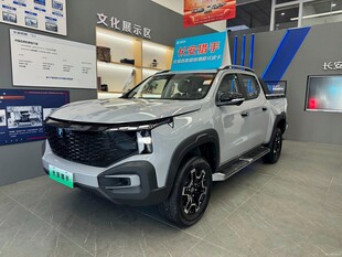 展厅中的酷炫皮卡汽车