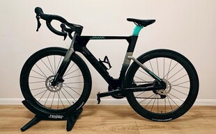 黑色炫酷公路自行车展示