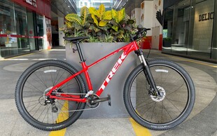 红色山地自行车展示