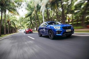 公路上的蓝色炫酷行驶汽车