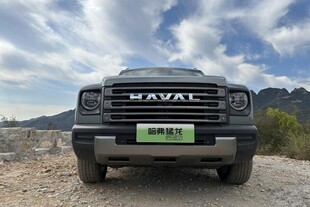 哈弗SUV停于户外开阔地