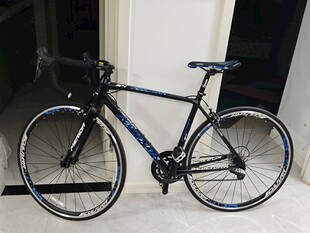 黑色公路自行车特写