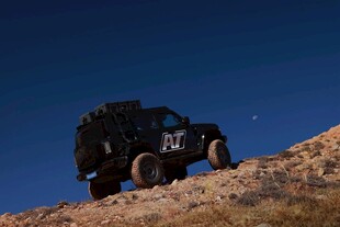 越野汽车攀爬陡峭山坡