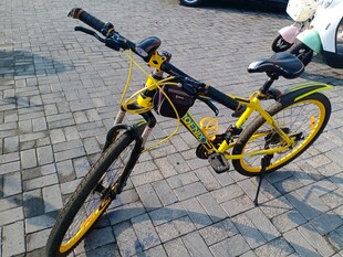 黄色山地自行车特写