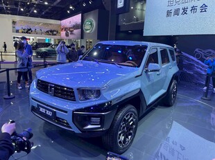 车展上的蓝色越野汽车