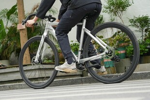 骑行者街头帅气骑行瞬间