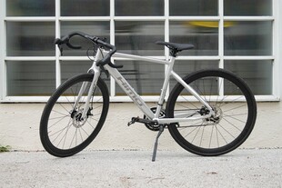 银色公路自行车停靠展示