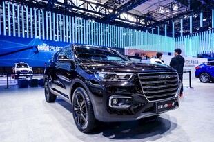 车展上的黑色SUV汽车