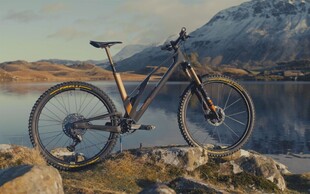 湖畔山地自行车风景