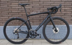 高性能公路自行车展示