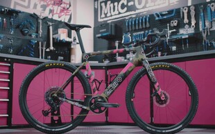 时尚粉色背景下的山地自行车