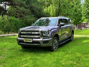 户外草坪上的炫酷皮卡