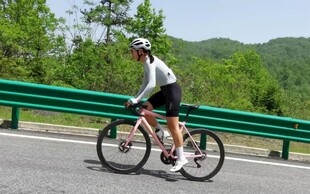 公路骑行者畅享户外风光