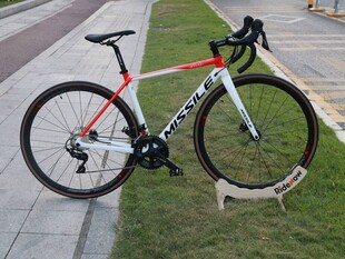 公路自行车停靠在草地旁