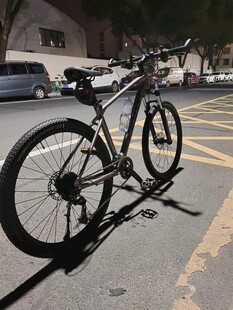 户外停放的黑色山地自行车